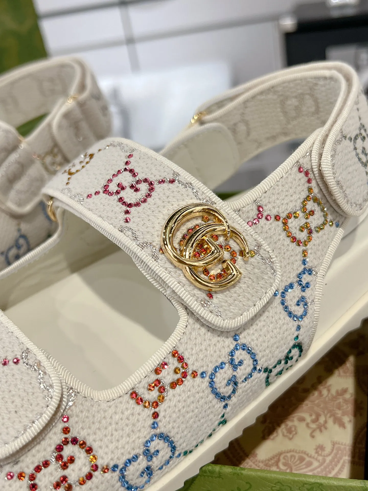 👟👟Ex-factory price 520👟👟 The latest Guccl24ss new product Double G women's Velcro sandals 😎 These flat sandals are designed with Velcro straps, which are modern and sporty, bringing comfort. This accessory is crafted from light blue and ivory white GG denim fabric. The upper straps are decorated with elegant Double G-shaped accessories, showing a unique style. Gucci’s classic presbyopic cloth surface…hot diamond surface…TPU non-slip outsole…ZP molded midsole feet…original metal buckle/rhinestone surface Code number: 35 to 42 (41.42 is custom-made and cannot be returned or exchanged)
